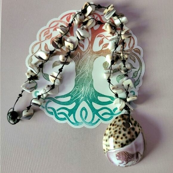 Handmade Jewelry - Shell Necklace with Lion on Large Shell (N57)